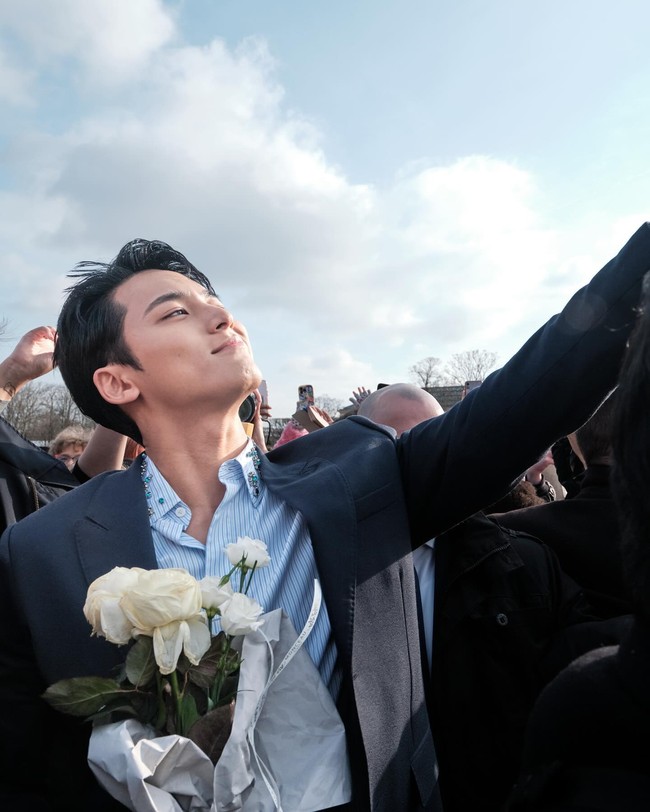 Saat meninggalkan venue, Mingyu SEVENTEEN membawa bunga mawar putih. Penggemar menyebut pesonanya bak calon pengantin pria berjalan ke pelaminan. Foto: Instagram