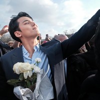 Saat meninggalkan venue, Mingyu SEVENTEEN membawa bunga mawar putih. Penggemar menyebut pesonanya bak calon pengantin pria berjalan ke pelaminan. Foto: Instagram