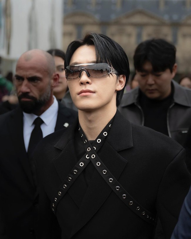 Pesona Dino SEVENTEEN semakin aur-auran dengan koleksi kacamata hitam. Foto: Instagram