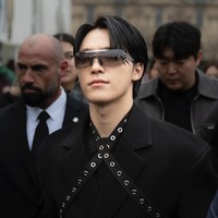 Pesona Dino SEVENTEEN semakin aur-auran dengan koleksi kacamata hitam. Foto: Instagram