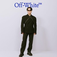 Maknae grup KPop SEVENTEEN, Dino tak kalah cool di Off-White Fall/Winter 2024 show. Stylist memadukan setelan jas hitam dengan aksen belt yang melingkari lehernya. Foto: Instagram