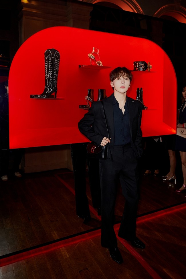 Idol KPop yang populer sebagai bintang variety show itu terlihat karismatik memakai kemeja biru navy di balik setelan jas hitam. Foto: Instagram