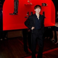 Idol KPop yang populer sebagai bintang variety show itu terlihat karismatik memakai kemeja biru navy di balik setelan jas hitam. Foto: Instagram