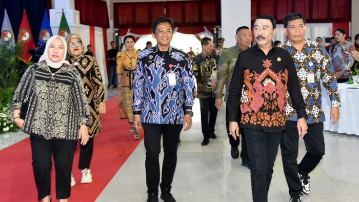 Genjot Transformasi Digital untuk Pelayanan Berbasis Elektronik Dalam rangka Dies Natalis IPDN Ke-68, seminar nasional kembali digelar di Balairung Rudini Kampus IPDN Jatinangor. Acara tersebut dihadiri kurang lebih 3.672 peserta, baik yang hadir secara luring maupun daring.
