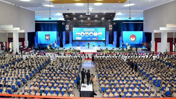 Genjot Transformasi Digital untuk Pelayanan Berbasis Elektronik Dalam rangka Dies Natalis IPDN Ke-68, seminar nasional kembali digelar di Balairung Rudini Kampus IPDN Jatinangor. Acara tersebut dihadiri kurang lebih 3.672 peserta, baik yang hadir secara luring maupun daring.