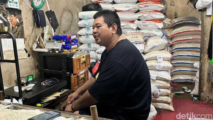 Salah satu pedagang beras di Pasar Jaya Rawamangun, Jakarta Timur, Wawan mengatakan harga beras medium saat ini di level Rp 14.000/kg, turun dari pekan lalu Rp 15.000/kg. Ada juga beras medium yang kualitasnya lebih bagus kini Rp 15.000/kg dari sebelumnya Rp 16.000/kg.