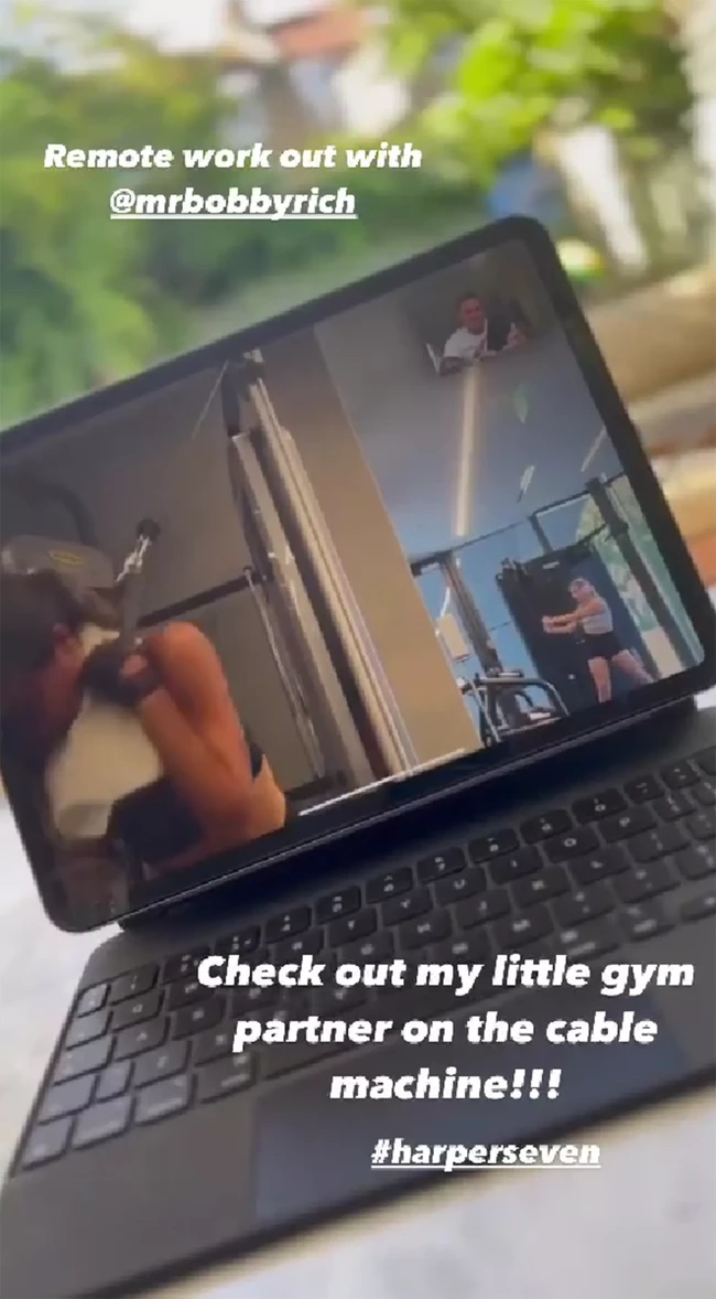 Seperti di foto ini, Victoria Beckham tetap mengajak Harper Seven olahraga di sela-sela liburan mereka di Kanada. Foto: Instagram