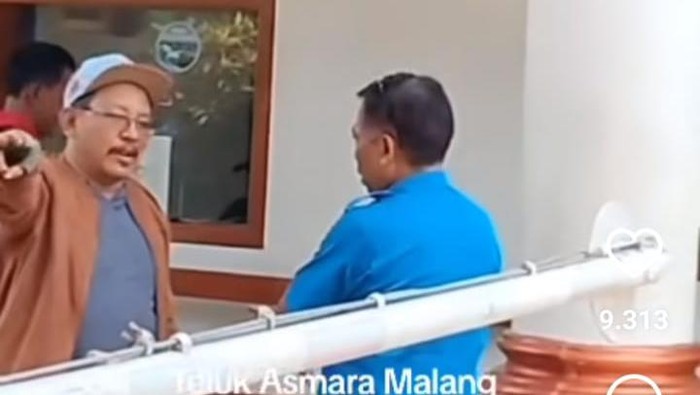 Heboh pengunjung protes tarif masuk dan parkir di Pantai Teluk Asmara Malang.