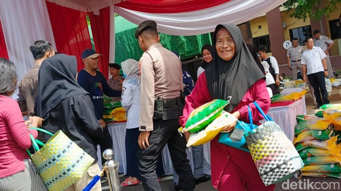 Ibu-ibu memadati Mapolda Lampung untuk mendapatkan pangan murah.