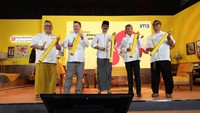 (ki-ka) SVP Head of Product Strategy & Pricing IM3 Adiyanto Adhi Kusumo, EVP Head of Marketing IM3 Alistair David Johnston, Director & Chief Commercial Officer IOH Ritesh Kumar Singh, SVP Head of National Sales IM3 Gede Krishna Jaya dan SVP Head of Brand Management & Strategy IM3 Fahroni Arifin saat peluncuran kampanye Nyatakan Silaturahmi dengan Freedom Internet di Bulan Ramadan yang dilaksanakan di Jakarta, Kamis (07/03).