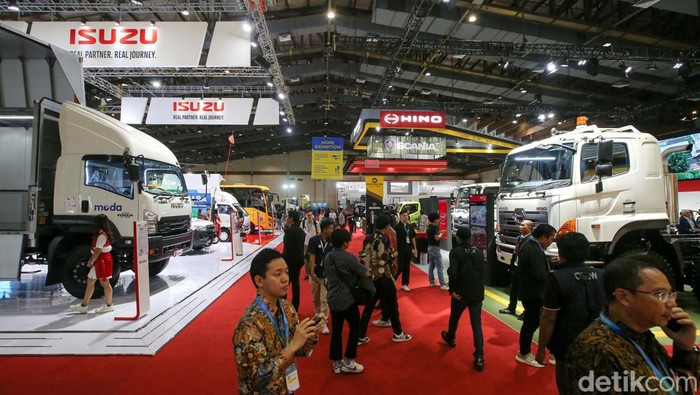 Intip Suasana Pameran Kendaraan Komersial di GIICOMVEC 2024 Intip Suasana Pameran Kendaraan Komersial di GIICOMVEC 2024