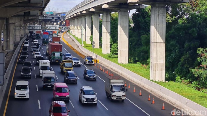 Tarif Tol Jakarta-Cikampek dan Jalan Tol Layang Mohamed Bin Zayed (MBZ) akan naik mulai 9 Maret 2024 pukul 00.00 WIB. Segini tarif barunya.