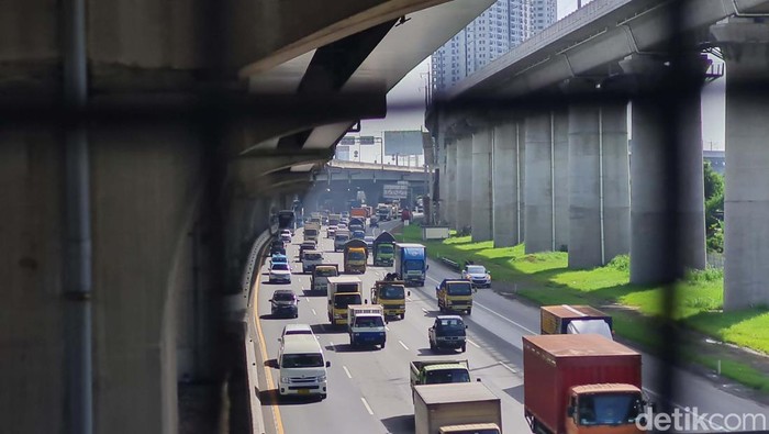 Tarif Tol Jakarta-Cikampek dan Jalan Tol Layang Mohamed Bin Zayed (MBZ) akan naik mulai 9 Maret 2024 pukul 00.00 WIB. Segini tarif barunya.