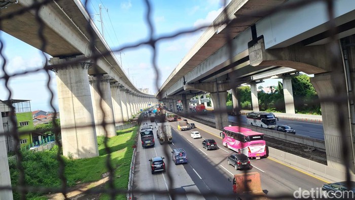 Tarif Tol Jakarta-Cikampek dan Jalan Tol Layang Mohamed Bin Zayed (MBZ) akan naik mulai 9 Maret 2024 pukul 00.00 WIB. Segini tarif barunya.