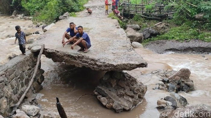 Jembatan At Enas di Desa Binafun, Kecamatan Amfoang Tengah, Kabupaten Kupang, NTT, terputus.