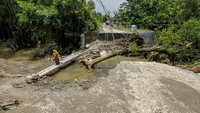 Jembatan yang menjadi akses utama antardesa di wilayah itu roboh karena tergerus derasnya aliran sungai.