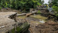 Sejumlah petugas memeriksa kondisi jembatan yang roboh di Padangan, Bojonegoro, Jawa Timur, Kamis (7/3/2024).