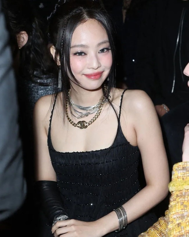 Stylist Jennie BLACKPINK menambahkan koleksi chain necklace, hingga membentuk perpaduan gaya goth dan balletcore. Foto: dok. Getty Images