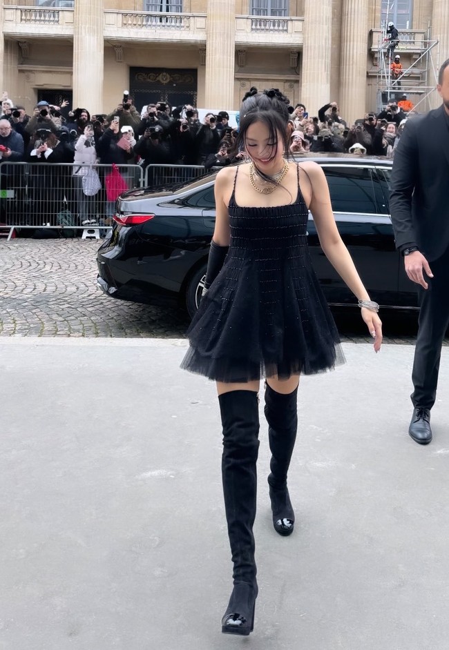 CEO ODD ATELIER itu terlihat seksi dan menggemaskan secara bersamaan. Dia memakai dress hitam dari koleksi Chanel Haute Couture Spring 2024, yang dipadukan dengan long gloves dan leather high boots. Foto: dok. Getty Images