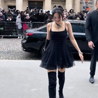 CEO ODD ATELIER itu terlihat seksi dan menggemaskan secara bersamaan. Dia memakai dress hitam dari koleksi Chanel Haute Couture Spring 2024, yang dipadukan dengan long gloves dan leather high boots. Foto: dok. Getty Images