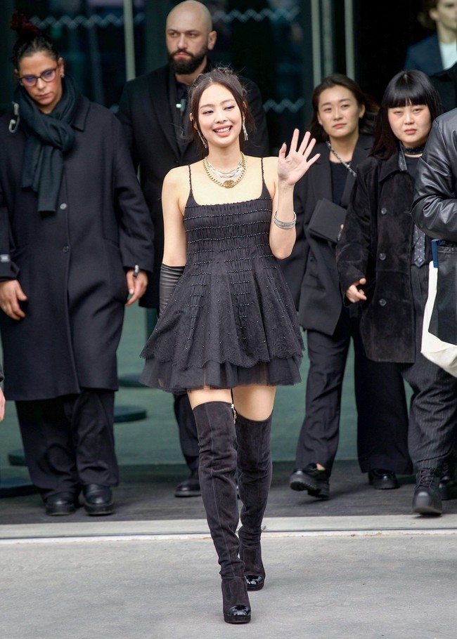 Jennie BLACKPINK memakai outfit serba hitam ala balletcore di Chanel Fall/Winter 2024 show pada Selasa (5/3/2024). Dia mengenakan dress hitam, yang dipadukan dengan long gloves dan leather high boots. Foto: dok. Getty Images