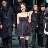Jennie BLACKPINK memakai outfit serba hitam ala balletcore di Chanel Fall/Winter 2024 show pada Selasa (5/3/2024). Dia mengenakan dress hitam, yang dipadukan dengan long gloves dan leather high boots. Foto: dok. Getty Images