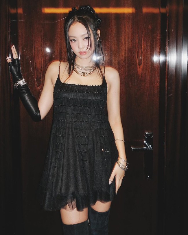 Penampilan Jennie BLACKPINK di Chanel Fall/Winter 2024 show sontak menjadi perbincangan penggemar di media sosial. Tak sedikit yang gemas dengan model rambutnya yang ditata model ribbow bun. Foto: dok. Getty Images