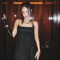 Penampilan Jennie BLACKPINK di Chanel Fall/Winter 2024 show sontak menjadi perbincangan penggemar di media sosial. Tak sedikit yang gemas dengan model rambutnya yang ditata model ribbow bun. Foto: dok. Getty Images