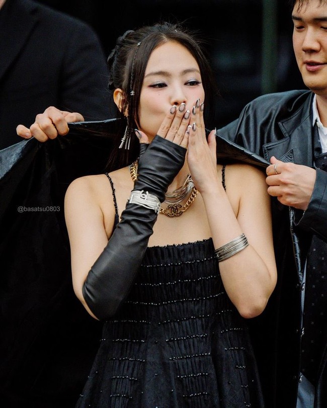 Seperti biasa, Jennie BLACKPINK melakukan pose flying kiss yang ikonik setiap kali menghadiri Paris Fashion Week. Foto: dok. Getty Images
