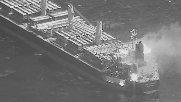 Komando Pusat AS atau CENTCOM merilis foto hitam-putih yang menunjukkan kapal bulk carrier True Confidence terbakar usai dihantam serangan rudal Houthi di Teluk Aden. (US Central Command via AP)