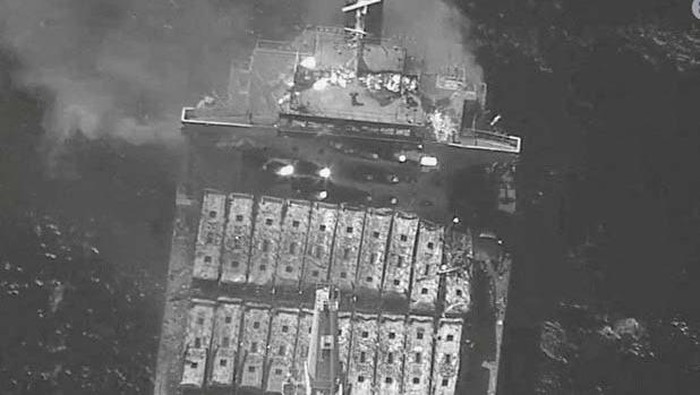 Kapal True Confidence Hangus Diserang Houthi An aerial view of the Barbados-flagged ship True Confidence ablaze following a Houthi missile attack at sea, March 6, 2024, in this handout photo. DVIDS/Handout via REUTERS THIS IMAGE HAS BEEN SUPPLIED BY A THIRD PARTY TPX IMAGES OF THE DAY
