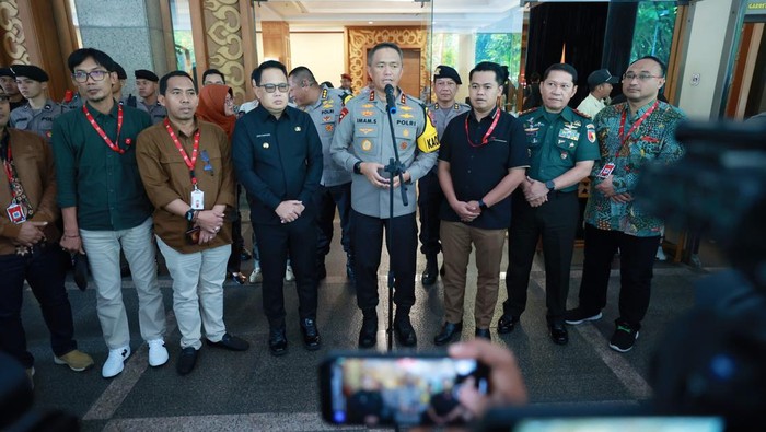 Kapolda Jatim bersama jajaran KPU Jatim dan PJ Gubernur Jatim.