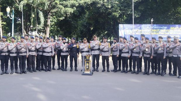 Kapolda Metro Jaya Irjen Karyoto memberikan penghargaan kepada 23 personel juara Taekwondo Kapolri Cup 2024