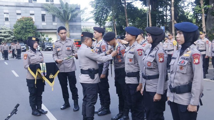 Kapolda Metro Jaya Irjen Karyoto memberikan penghargaan kepada 23 personel juara Taekwondo Kapolri Cup 2024