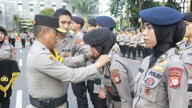 Kapolda Metro Jaya Irjen Karyoto memberikan penghargaan kepada 23 personel juara Taekwondo Kapolri Cup 2024