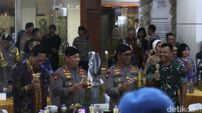 Kapolri Jenderal Listyo Sigit Prabowo, Kapolda DIY Irjen Suwondo Nainggolan, dan Gubernur DIY Sri Sultan Hamengku Buwono X saat membuka Pasar Kangen Wiwitan Pasa #2 Tahun 2024 di Mapolda DIY, Kamis (7/3/2024) malam.