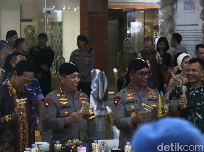 Kapolri Jenderal Listyo Sigit Prabowo, Kapolda DIY Irjen Suwondo Nainggolan, dan Gubernur DIY Sri Sultan Hamengku Buwono X saat membuka Pasar Kangen Wiwitan Pasa #2 Tahun 2024 di Mapolda DIY, Kamis (7/3/2024) malam.
