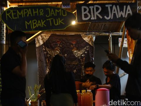 Kapolri Jenderal Listyo Sigit Prabowo, Kapolda DIY Irjen Suwondo Nainggolan, dan Gubernur DIY Sri Sultan Hamengku Buwono X saat membuka Pasar Kangen Wiwitan Pasa #2 Tahun 2024 di Mapolda DIY, Kamis (7/3/2024) malam.