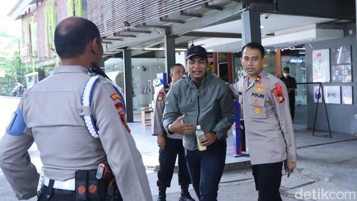 Kapolsek Mampang Prapatan Kompol David Y Kanitero menangkap langsung pelaku kasus penusukan di Kafe MB Kemang