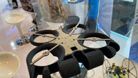“Pada seri pertama, drone ZEKE didesain dengan dapat menjangkau ruang terbatas, termasuk inspeksi permukaan dan skema warming. Untuk seri kedua, perkembangan drone dilanjutkan dengan misi inspeksi secara horizontal dan vertikal dalam ruang tanpa sinyal Global Positioning System (GPS),” ucap Yazdi Ibrahim Jenie, Dosen Fakultas Teknis Mesin dan Teknik Dirgantara ITB. Foto: Kemdikbud RI