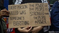 Peserta aksi menyoroti pola kekerasan terhadap perempuan yang berulang tanpa penanganan serius oleh negara.
