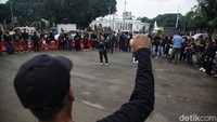 Aktivis Jaringan Solidaritas Korban untuk Keadilan bersama sejumlah aktivis lainnya melakukan Aksi Kamisan ke-808 di seberang Istana Merdeka, Jakarta, Kamis (7/3/2024).