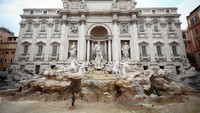 Trevi Fountain yang memiliki tinggi 26,3 meter itu merupakan air mancur Baroque tertinggi di Roma. Saking apiknya, air mancur ini sempat menjadi latar beberapa film, salah satunya adalah La Dolce Vita karya Federico Fellini.