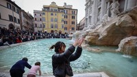 Selama ratusan tahun, Air Mancur Trevi yang megah di Roma dikenal sebagai pembawa harapan cinta, kesehatan hingga pembawa keberuntungan untuk kembali ke kota tersebut. Hanya sedikit dari beberapa wisatawan yang bertanya kemana larinya koin-koin mereka?