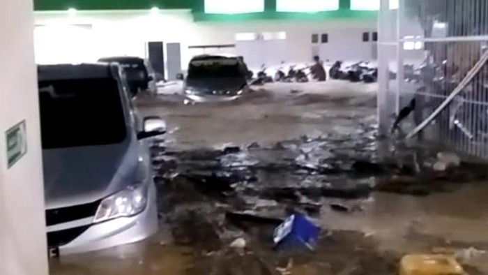Banjir merendam Rumah Sakit (RS) Anna Kendari setinggi pinggang orang dewasa.