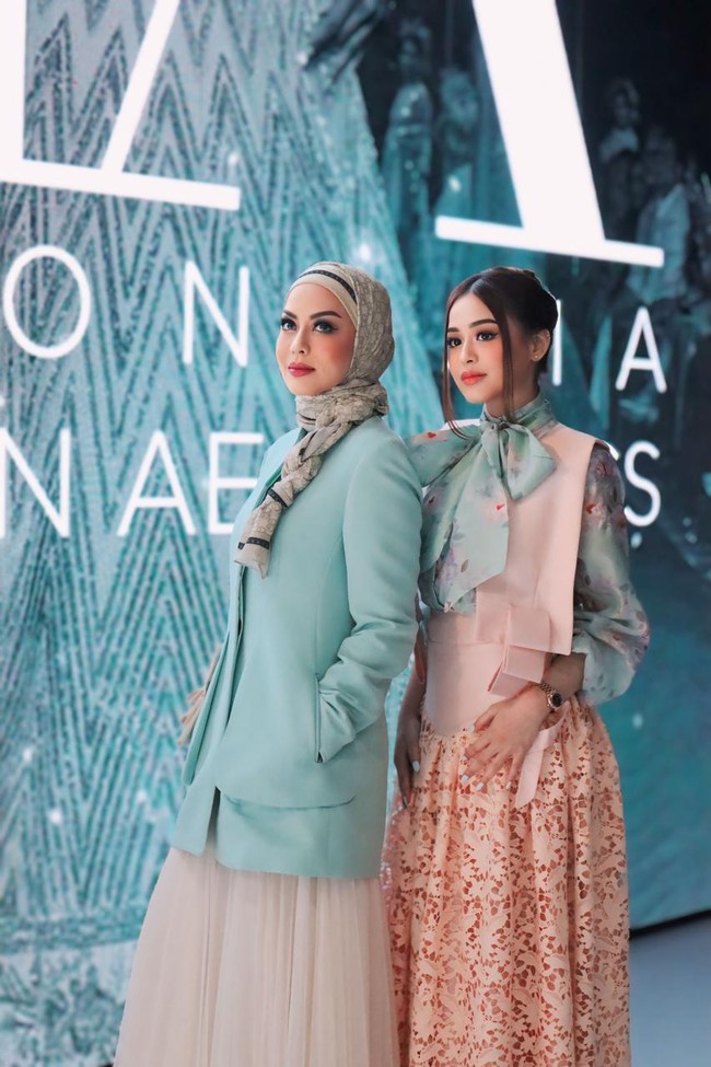 Koleksi baju Lebaran dari Ellaya hadir dalam warna off-white, sage, pink, dan peach. Dilengkapi detail atau ornamen ruffle dengan silhoutte H-line dan A-line. Foto: Dok. Ellaya.