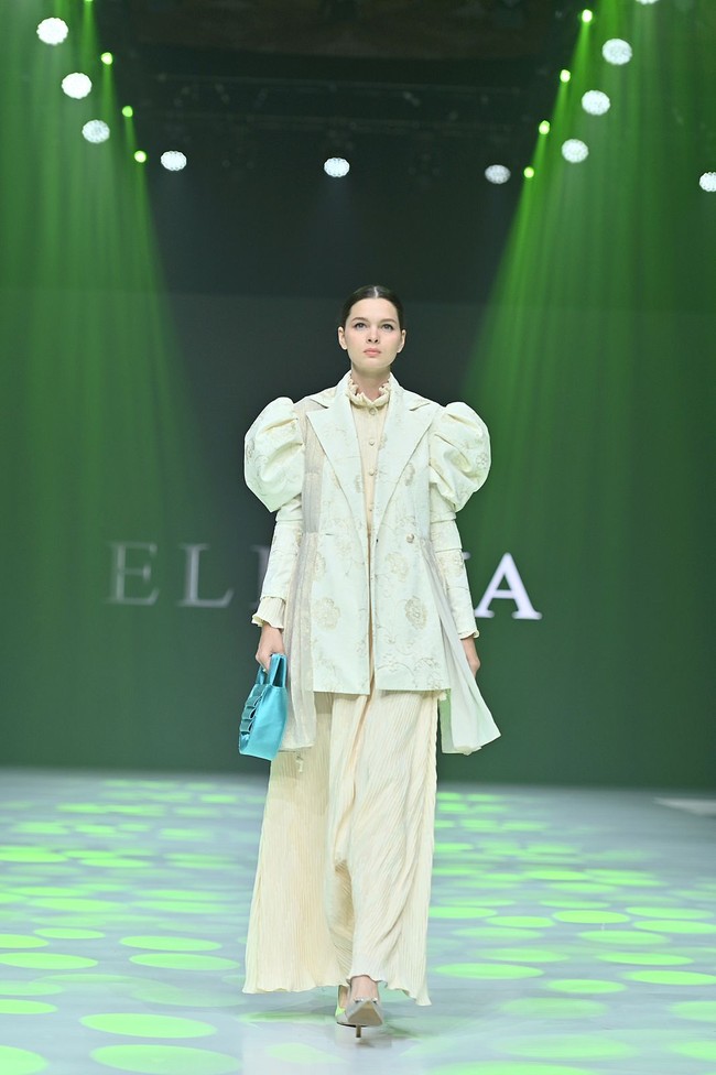 Ellaya merilis koleksi baju Lebaran tema retro flowers yang melambangkan keanggunan dan keindahan bunga. “Layaknya seperti bunga yang bisa memberi keindahan dan kenyamanan, Ellaya hadir melalui koleksi pakaian terbarunya dengan interprestasi dan keinginan kuat untuk dapat tumbuh layaknya wanita cantik pada setiap era-nya. Mengambarkan nilai feminisme layaknya kesan bunga retro yang elegan,” ungkap Jehan. Foto: Dok. Ellaya.