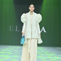 Ellaya merilis koleksi baju Lebaran tema retro flowers yang melambangkan keanggunan dan keindahan bunga. “Layaknya seperti bunga yang bisa memberi keindahan dan kenyamanan, Ellaya hadir melalui koleksi pakaian terbarunya dengan interprestasi dan keinginan kuat untuk dapat tumbuh layaknya wanita cantik pada setiap era-nya. Mengambarkan nilai feminisme layaknya kesan bunga retro yang elegan,” ungkap Jehan. Foto: Dok. Ellaya.