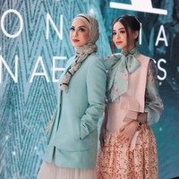 Koleksi baju Lebaran dari Ellaya hadir dalam warna off-white, sage, pink, dan peach. Dilengkapi detail atau ornamen ruffle dengan silhoutte H-line dan A-line. Foto: Dok. Ellaya.