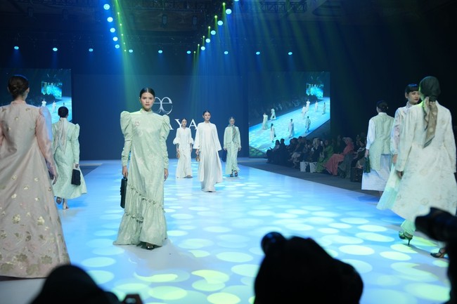 Bahan dari koleksi Flowery Retro adalah jacquard, satin, organza, dan brokat diaplikasikan dengan motif bunga. Foto: Dok. Ellaya.